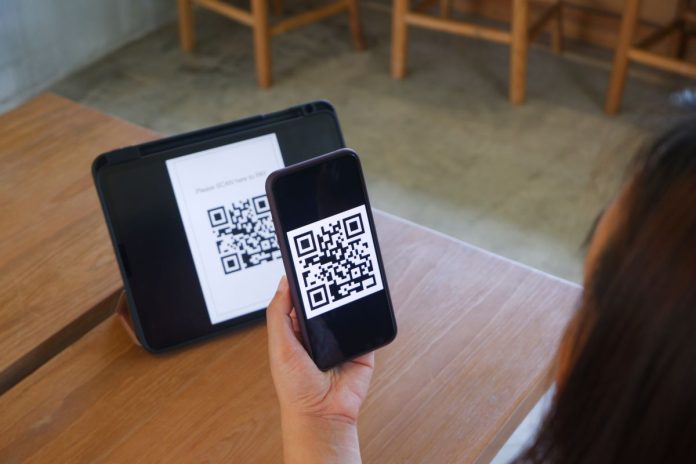 Imagine ilustrând cum se realizează pontarea cu cod QR